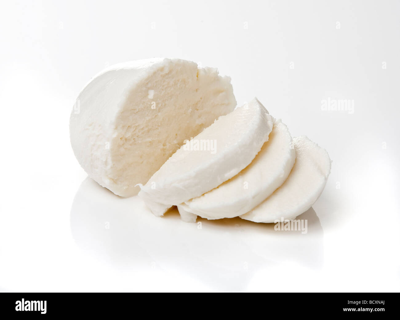 Mozzarella-Käse-Studio isoliert auf weißem Hintergrund flach d o f Stockfoto