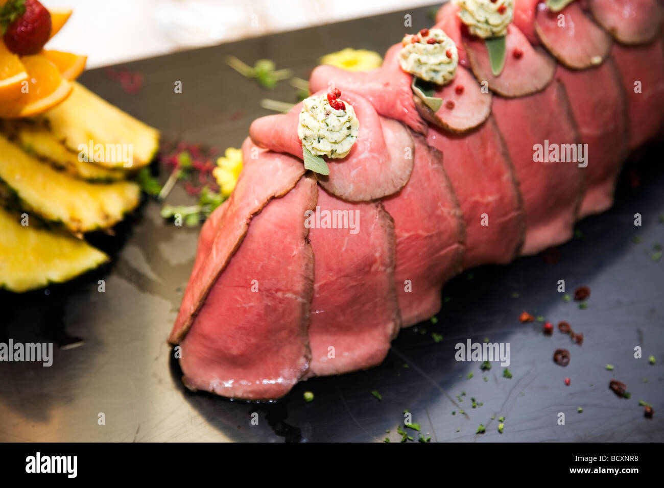 Roastbeef mit Kräuterbutter als Vorspeise Stockfoto