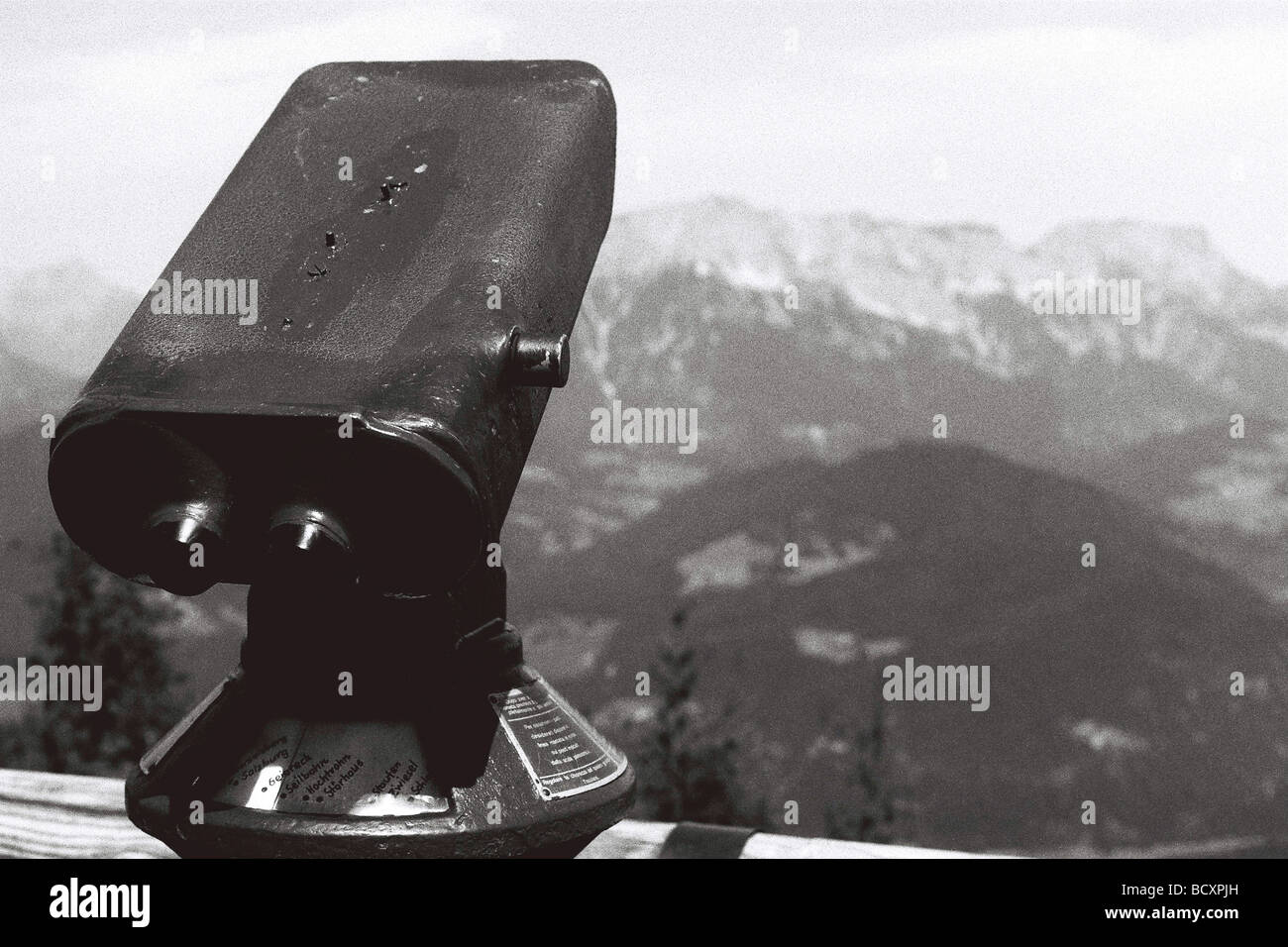 Ein Münz-Fernrohr blickt Österreich auf dem Kehlstein in Berchtesgaden, Deutschland. Stockfoto