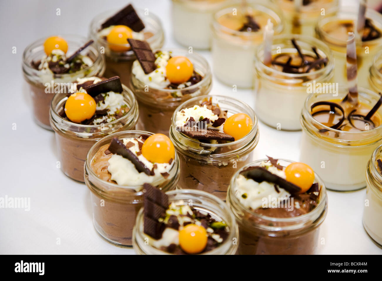 Mousse au Chocolat am Dessertbuffet Stockfoto