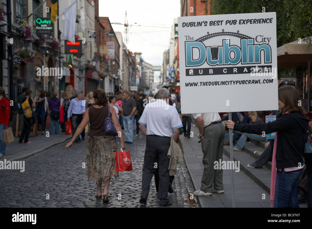 Anzeige für Dublin City Pub Crawl Touren in Temple Bar Square Dublin Irland Stockfoto
