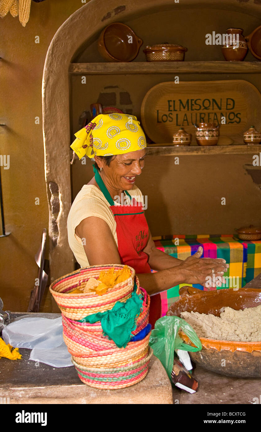 Frau macht Tortillas von Hand in einem Restaurant in El Quelite, Mexiko Stockfoto