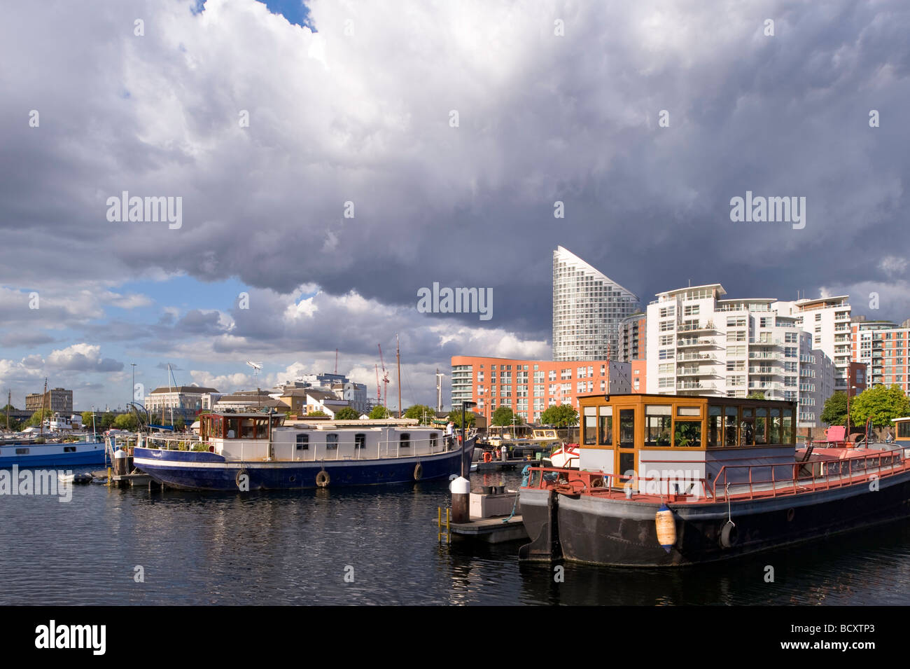 Hausboote in Blackwall Basin Docklands E14 London Vereinigtes Königreich Stockfoto