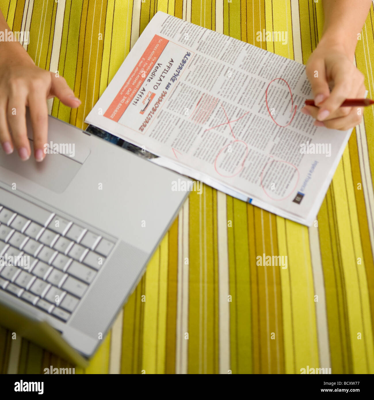 junge Frau auf der Suche nach einem job Stockfoto