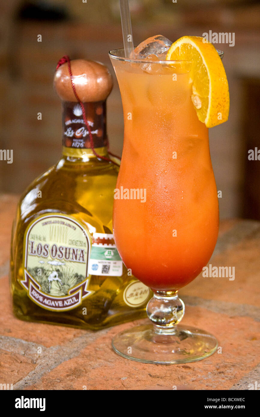 Tequila Sunrise-Getränk, das mit Tequila Art Getränk und blutrot Grenadine Mexiko Stockfoto