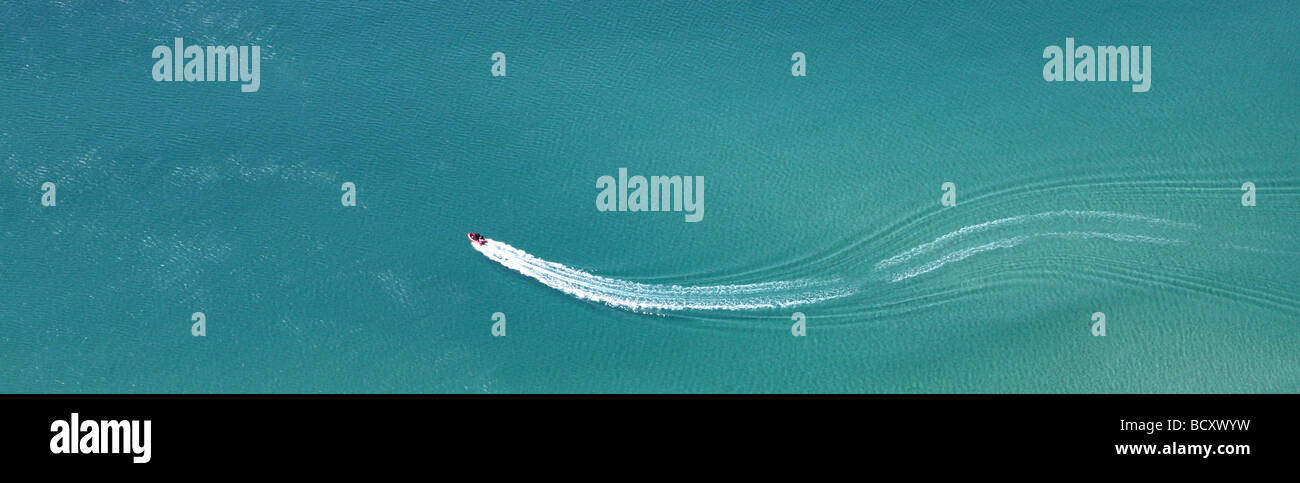 Luftaufnahme von einem RIB-Boot Aufwachen auf ruhiger See Stockfoto