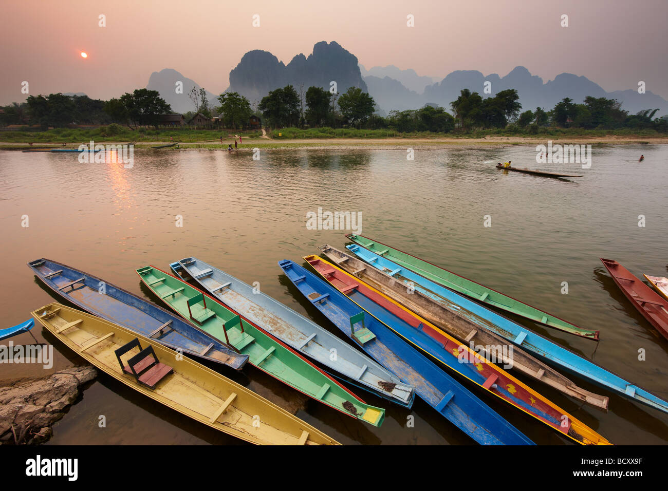 Boote auf dem Nam Song River in Vang Vieng, Laos Stockfoto