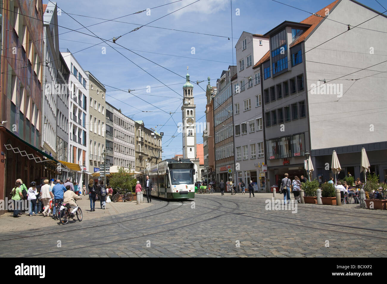 Augsburg Bayern Deutschland EU Maximilianstrasse gepflasterten Haupt Straße Kreuz und quer durchzogen von Straßenbahnlinien, Perlachturm Wachturm Stockfoto