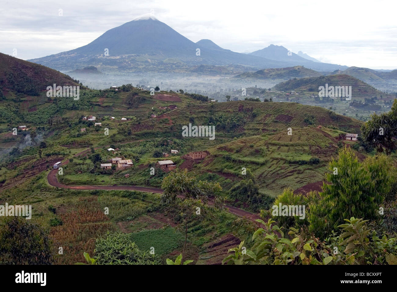 Ineinander greifende Täler und Nebel am frühen Morgen in der Nähe der Grenze der Demokratischen Republik Kongo. Stockfoto