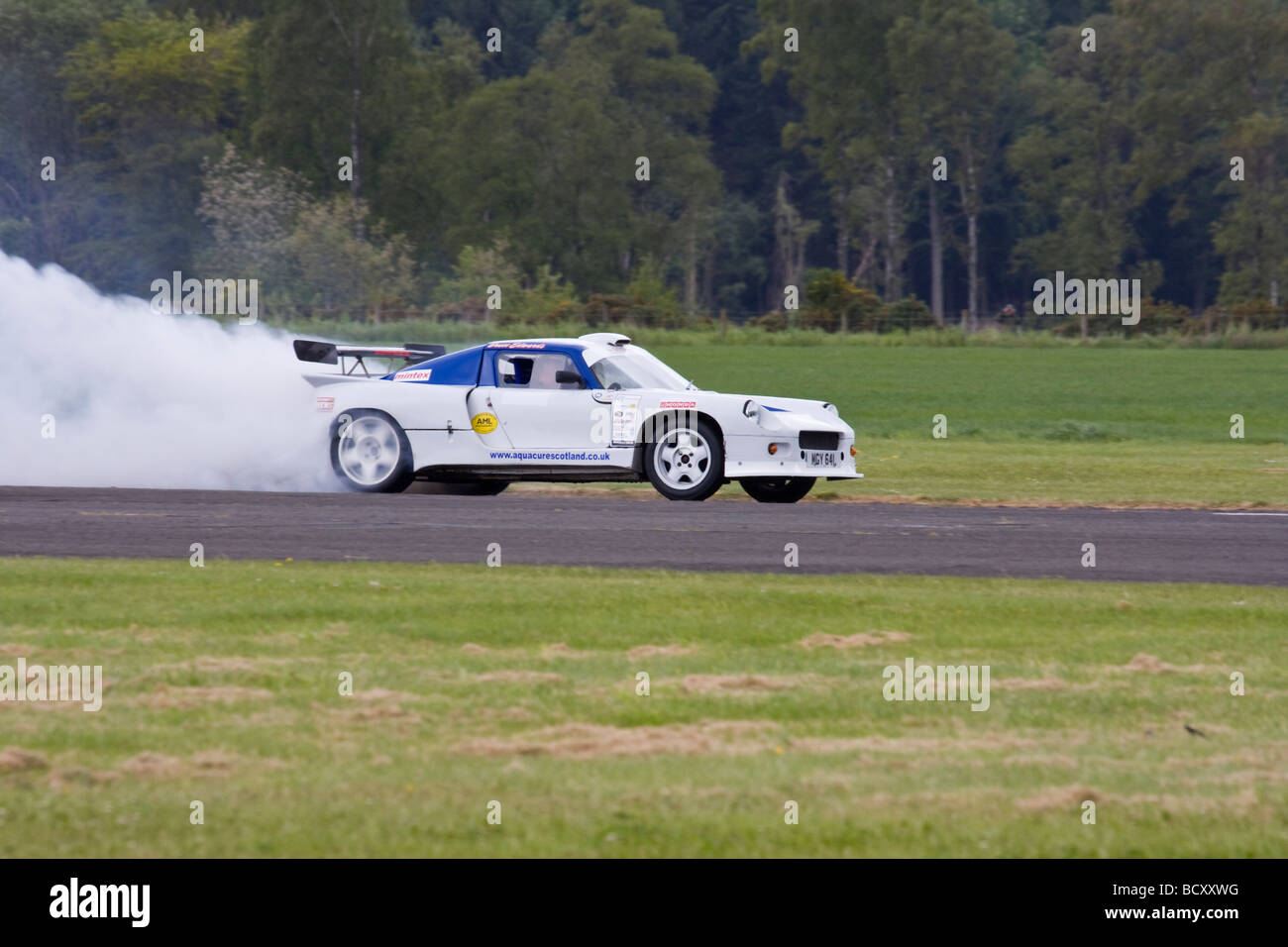 Darrian T9-Rallye-Auto tun Burnout durchdrehen Stockfoto