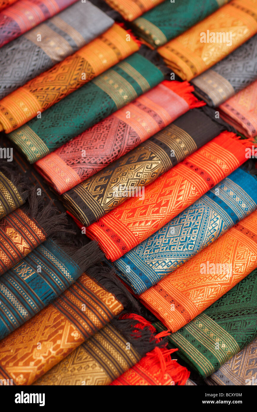 Seide Textilien für Verkauf in den Night Market, Luang Prabang, Laos Stockfoto