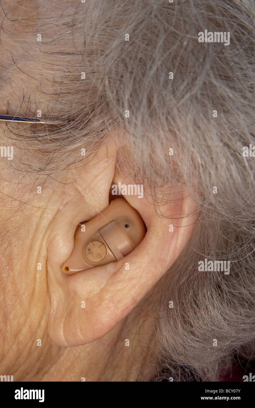 Hörgerät auf eine ältere Frau Stockfoto