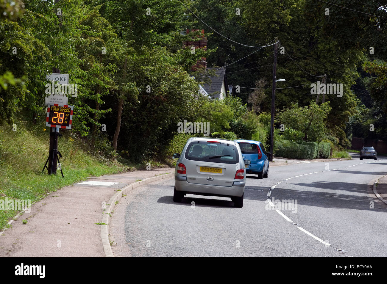 Smiley SID Geschwindigkeit Indikator Gerät wird verwendet, um Verkehr durch Suffolk Dorf von Stoke verlangsamen von Clare Britain Stockfoto
