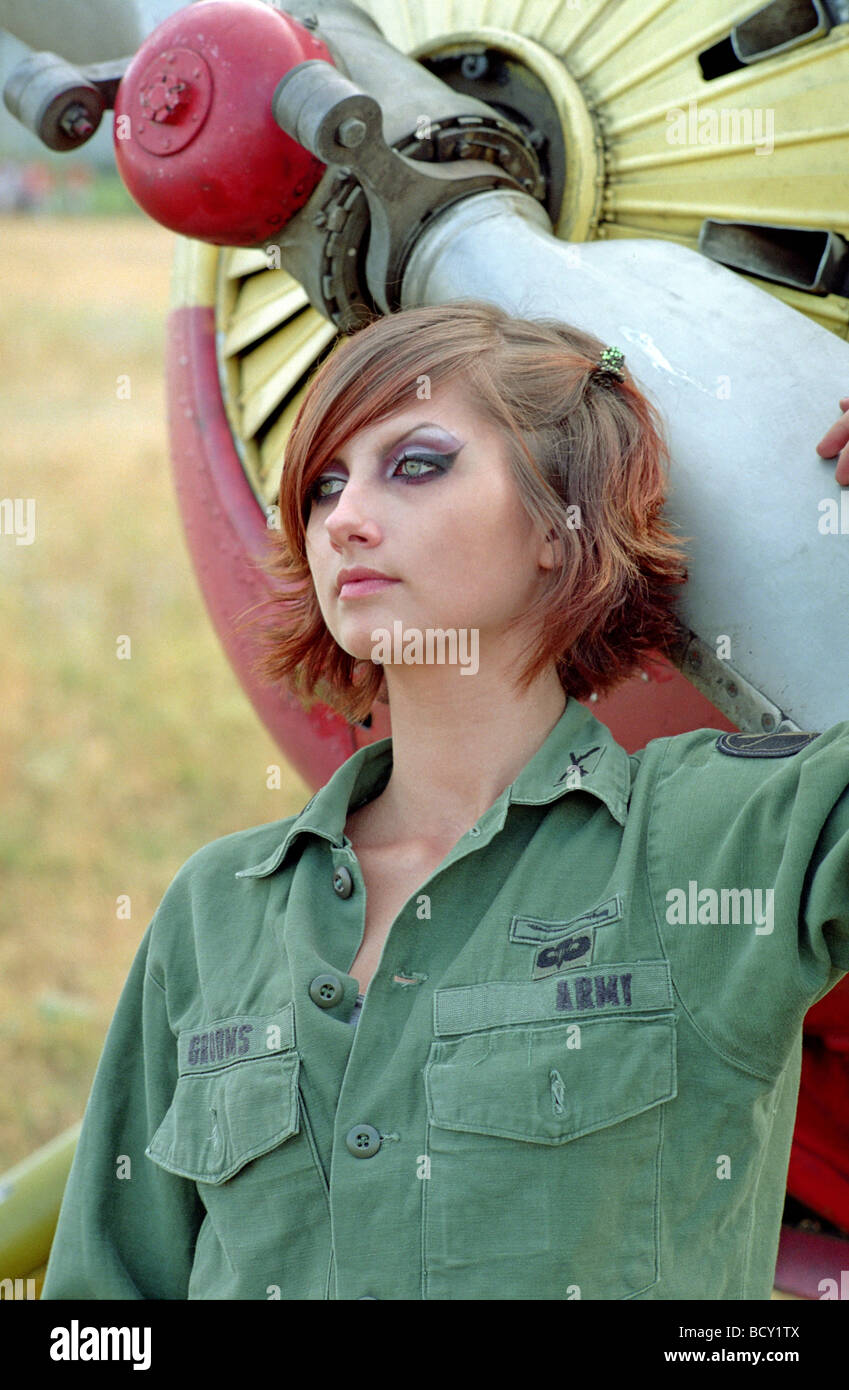 militärische Frau am Flugplatz Stockfoto