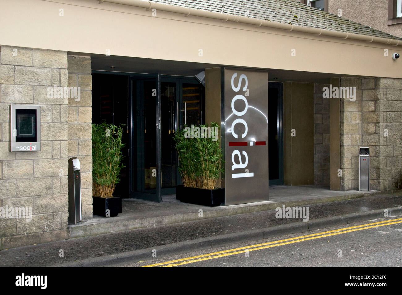 Soziale Nachtclub Eingang ist Anhang zum Ketchup American Style Burger Diner in Dundee, Großbritannien Stockfoto