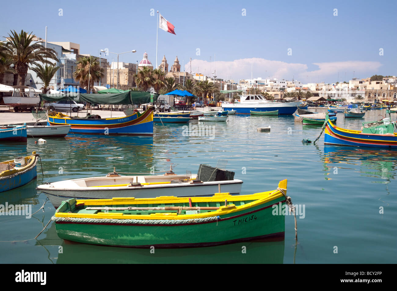 Bunten traditionellen maltesischen Boote (Luzzus) im Hafen von Marsaxlokk, Malta Stockfoto