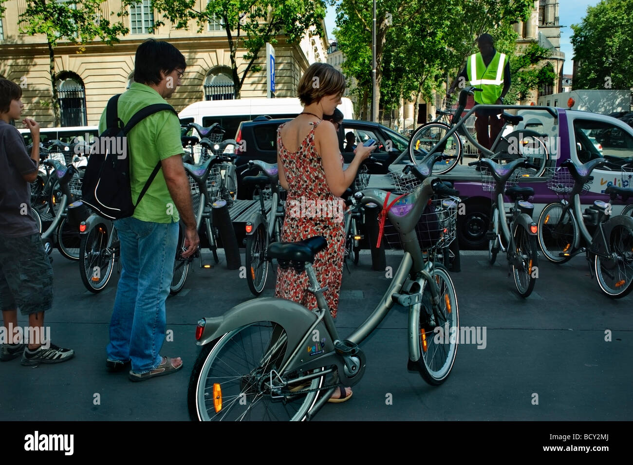 Paris Frankreich, Französin im Kleid, hinten, mit freien, öffentlichen Fahrrädern, Velib, Parken, Menschen auf den Straßen von Paris, Radfahren Stockfoto