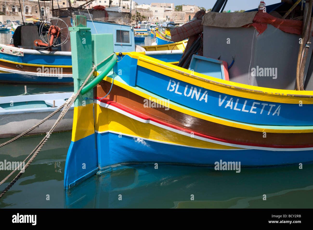 Nahaufnahme des Bogens eines traditionellen bunten Malteser Boot oder Luzzu, Marsaxlokk Hafen, Malta Stockfoto