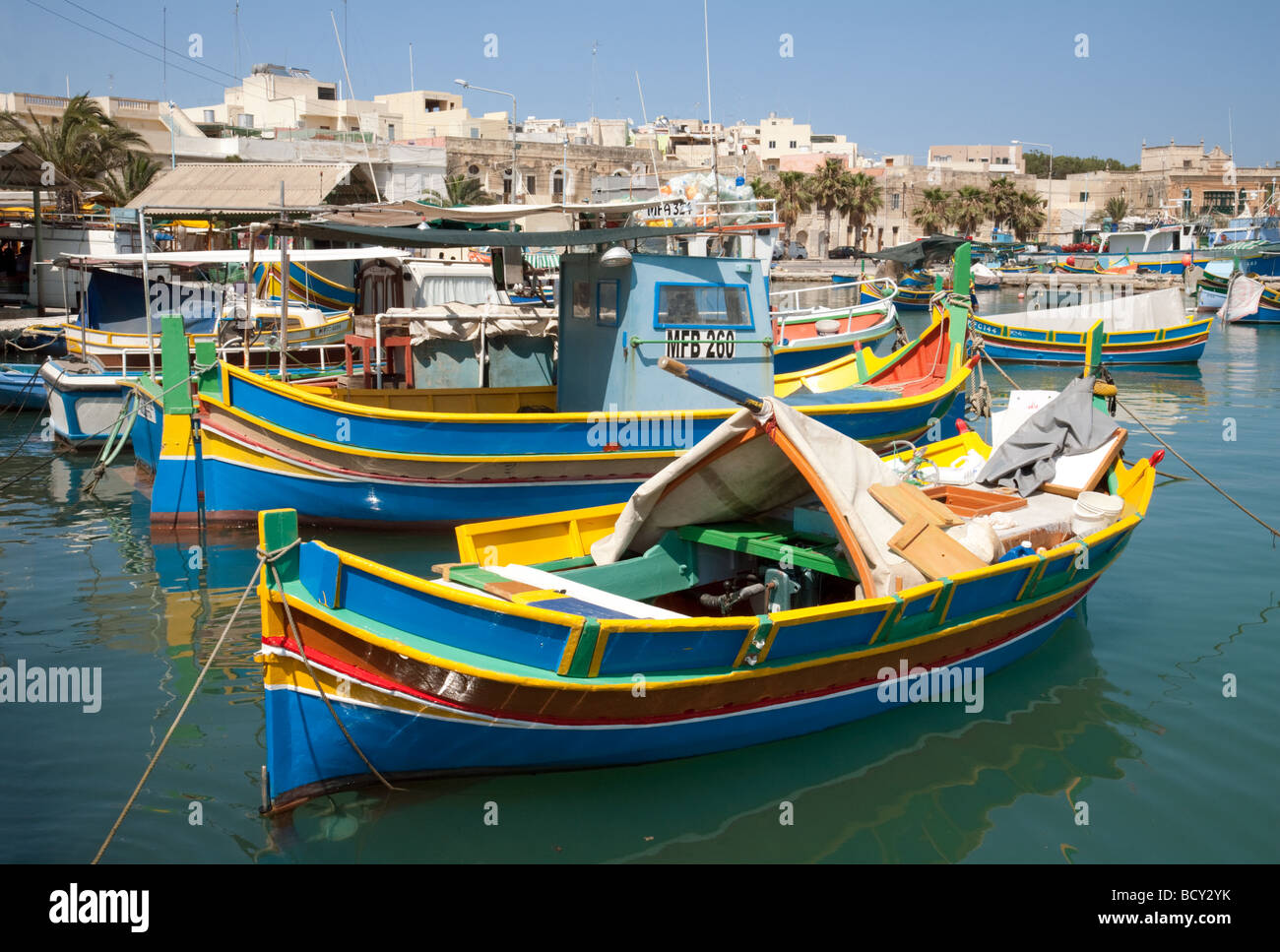 Bunten traditionellen maltesischen Boote (Luzzus) im Hafen von Marsaxlokk, Malta Stockfoto