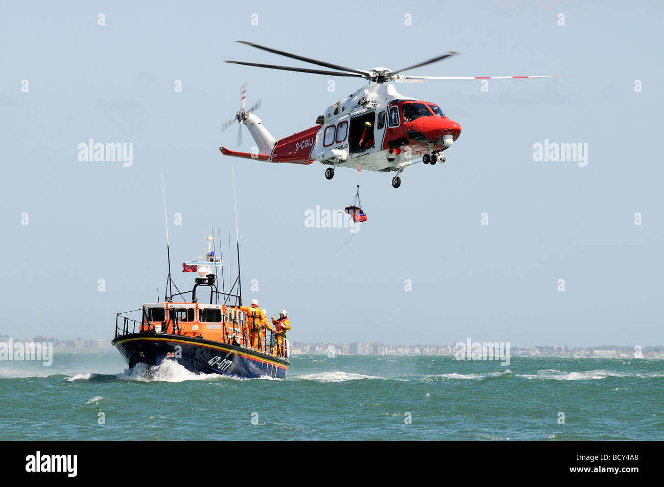 Agusta AW139 Küstenwache Rettungshubschrauber und RNLI Tyne Klasse Rettungsboot während Rettung demonstration Stockfoto
