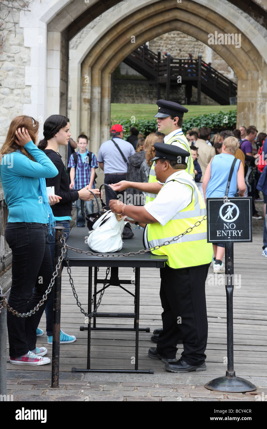 Taschen durchsucht wird, um ein Wertpapier richten auf den Tower of London, England, U.K Stockfoto