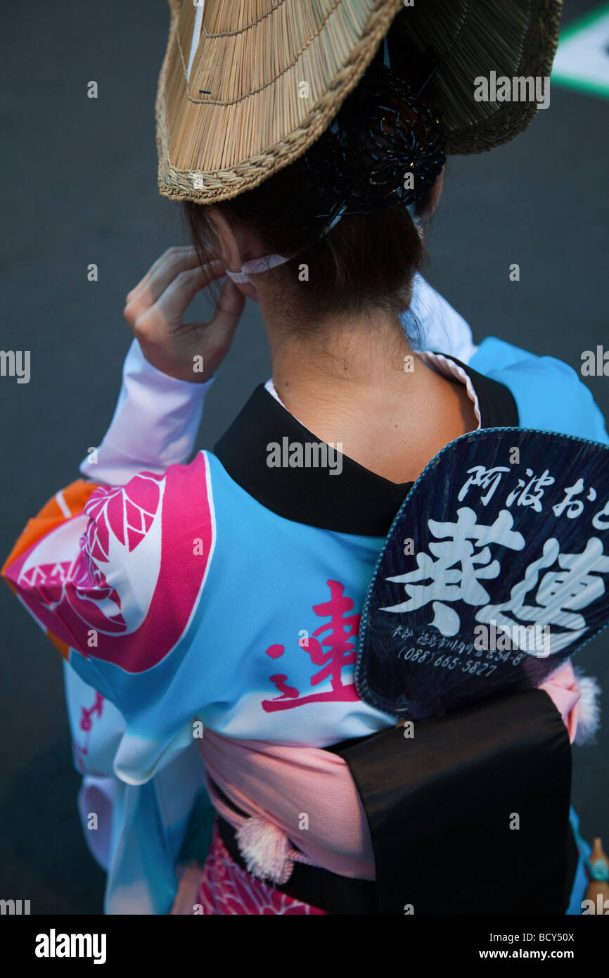 Japanische Awa Odori Tänzerin am Yamato-Festival in Kanagawa Stockfoto