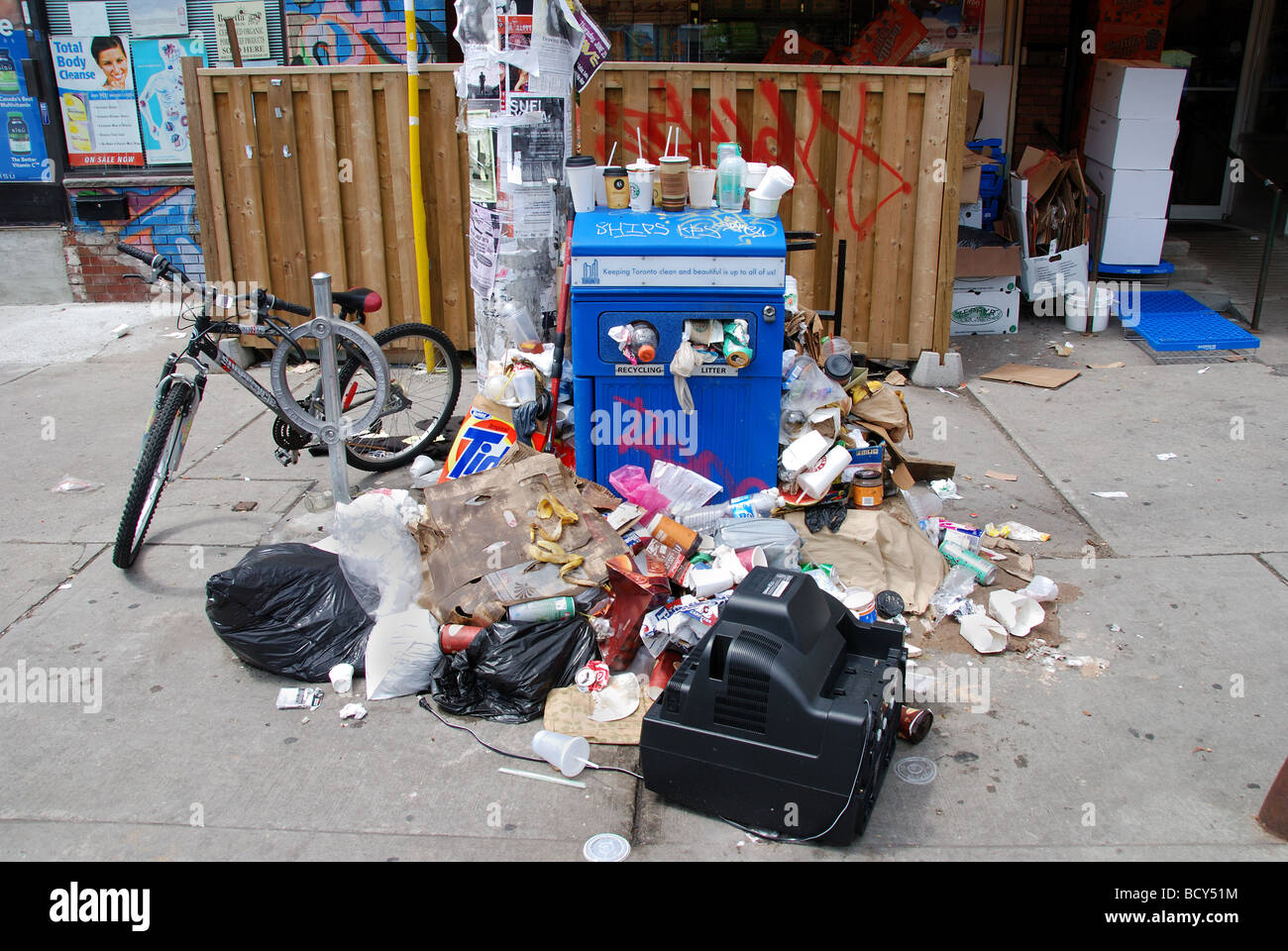 Müll und Abfall Überlauf von Containern nach einem Marathon 36 Tag Streik durch städtische Arbeiter in der Innenstadt von Toronto Kanada Stockfoto