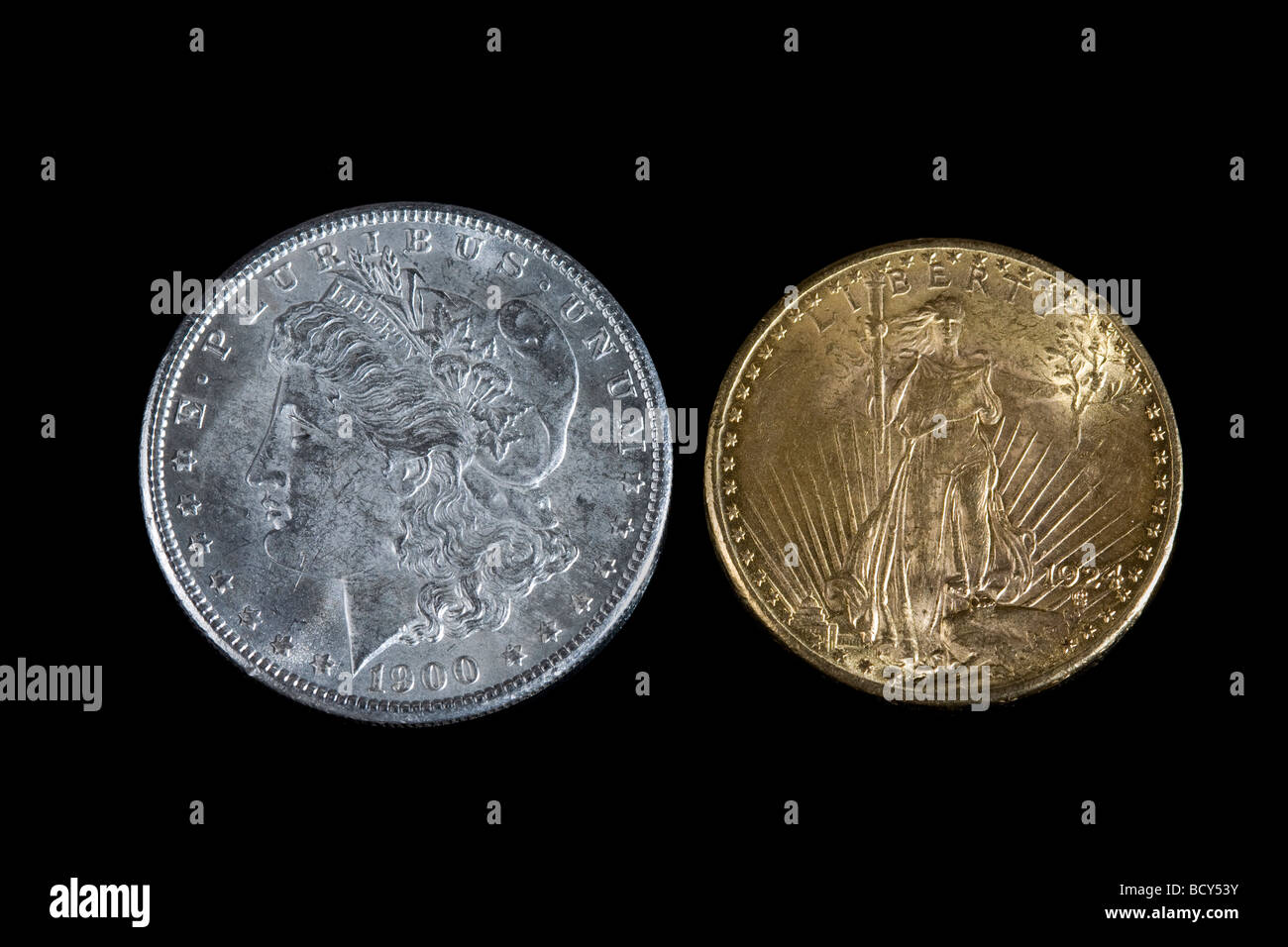 Morgan Silberdollar und Saint Gaudens Gold zwanzig Dollar Front Vorderseite zeigt auf schwarzem Hintergrund Stockfoto