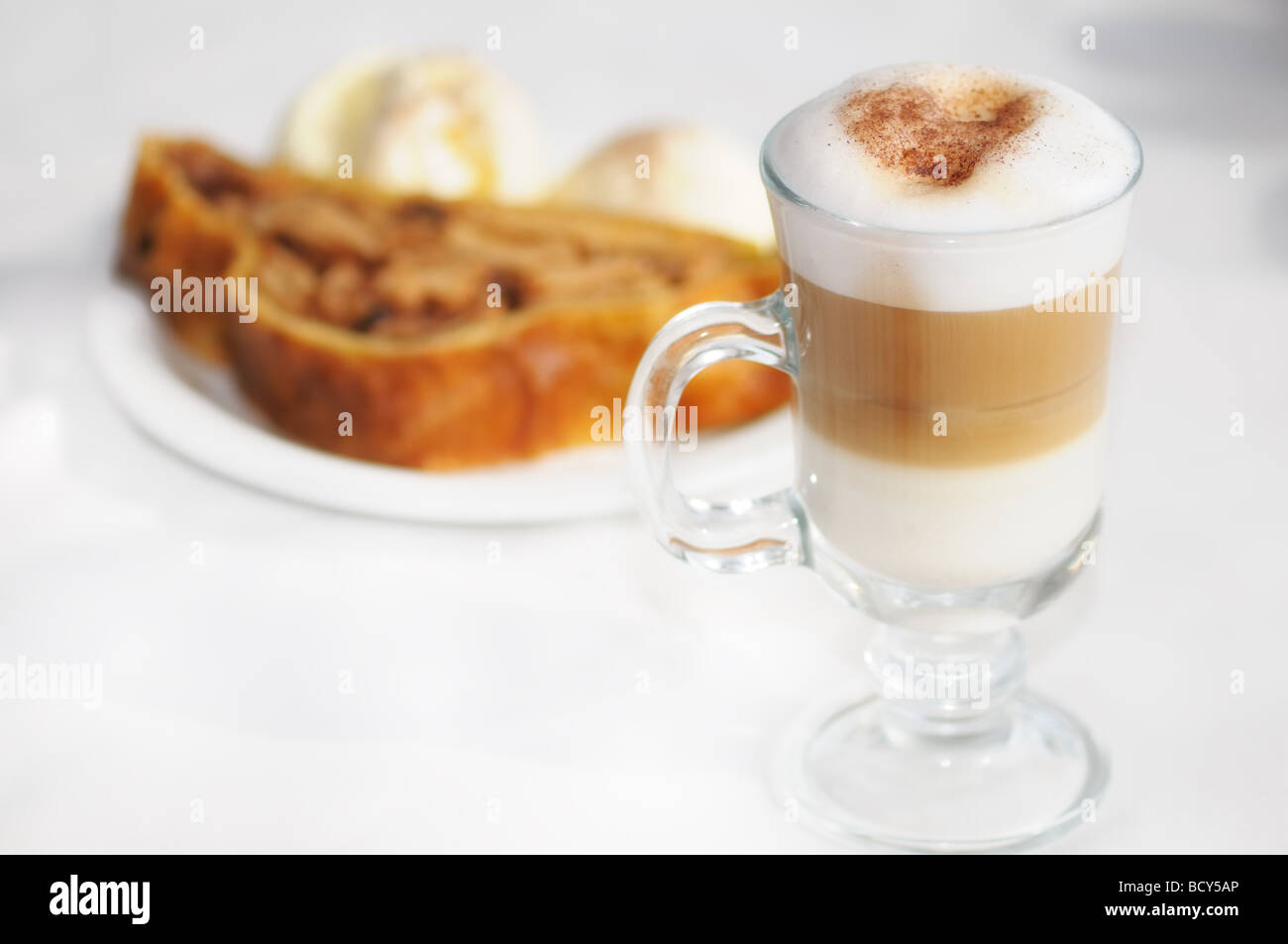 Ein heißer Cappuccino Paare gut mit warmen Apfelstrudel und Eis. Stockfoto