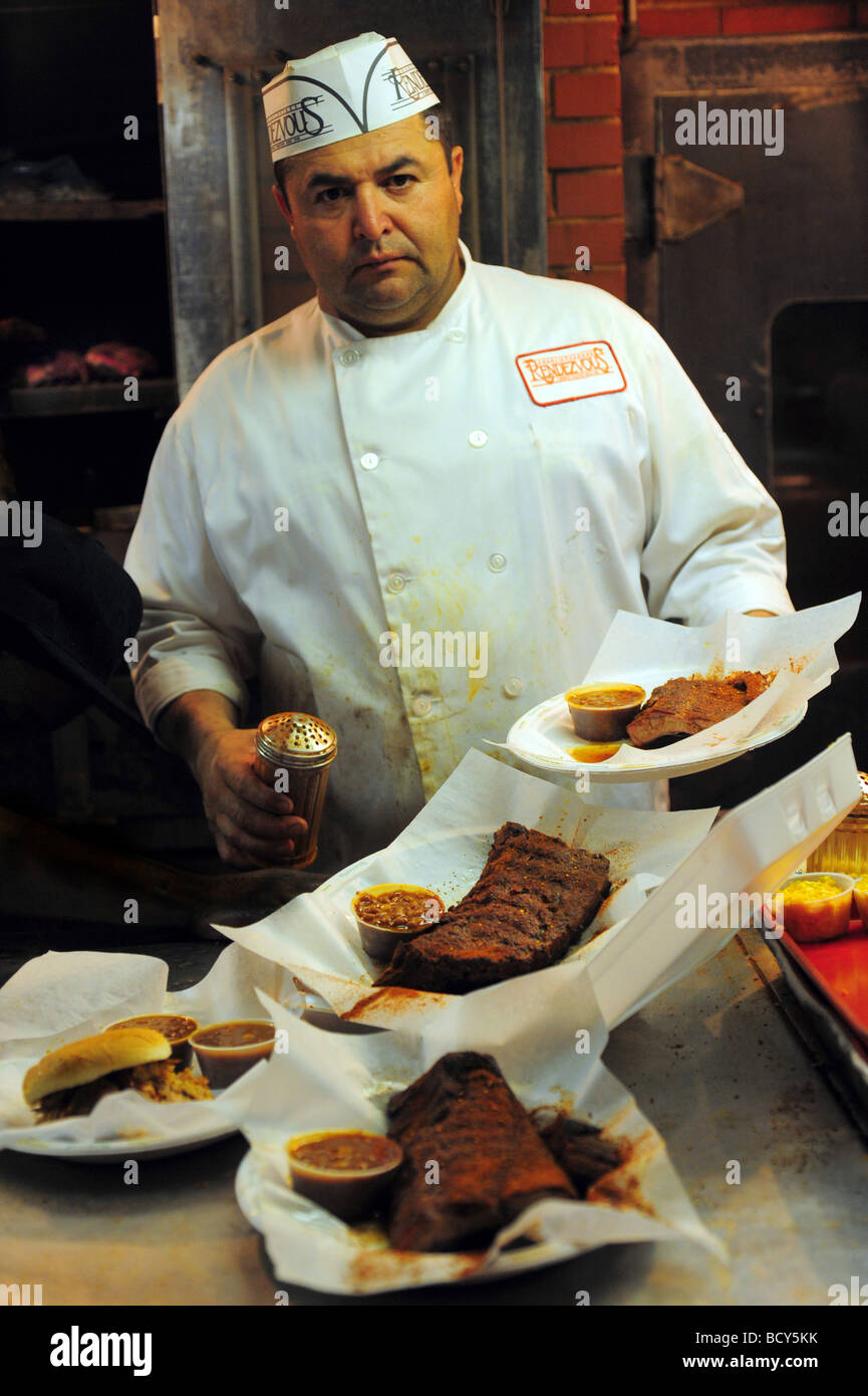 Memphis Tennessee A Koch bereitet Platten Rippen im Rendezvous restaurant Stockfoto
