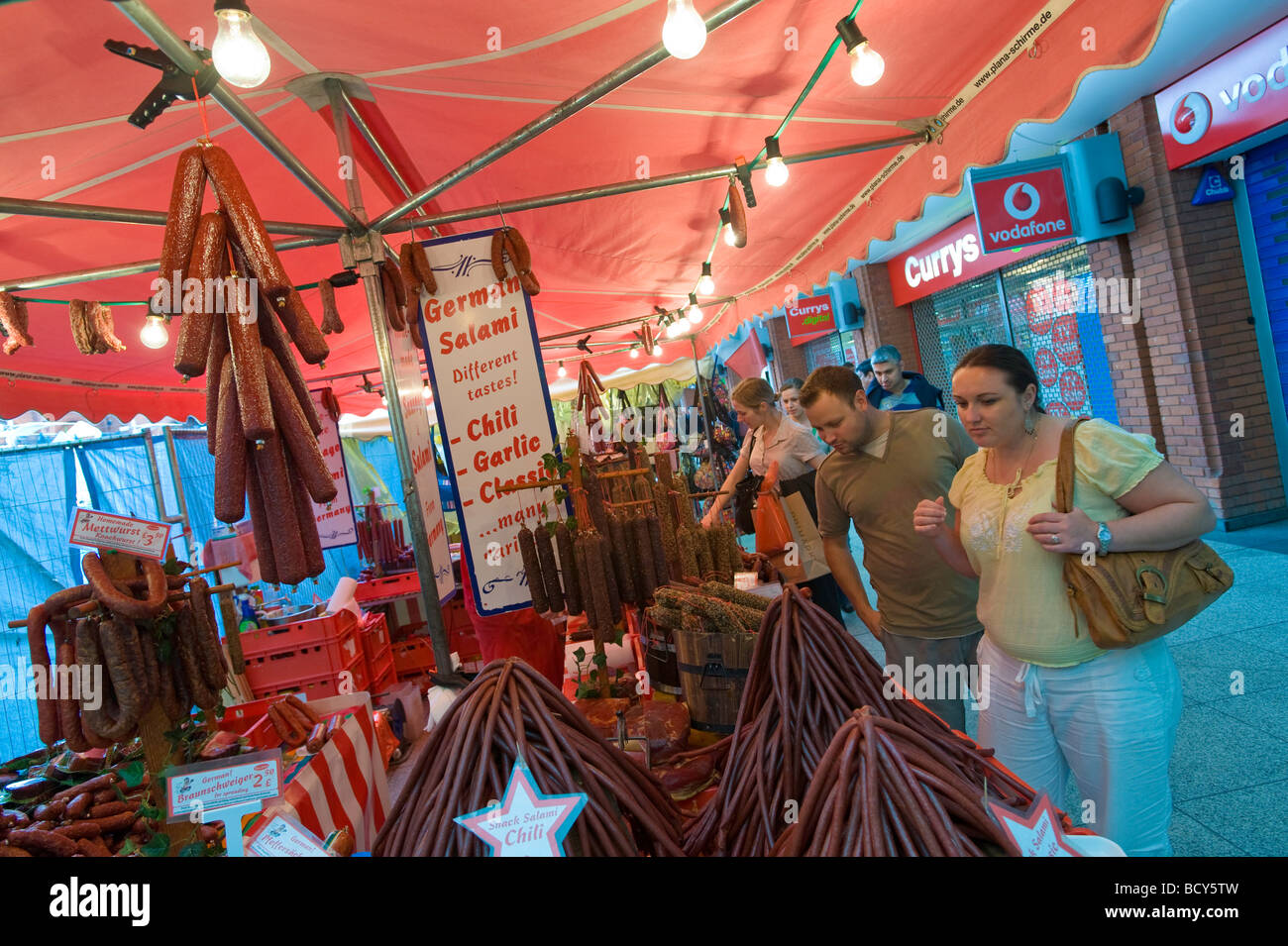 Marktstand verkaufen deutsche Wurst Ealing Broadway Shopping Centre London Vereinigtes Königreich Stockfoto