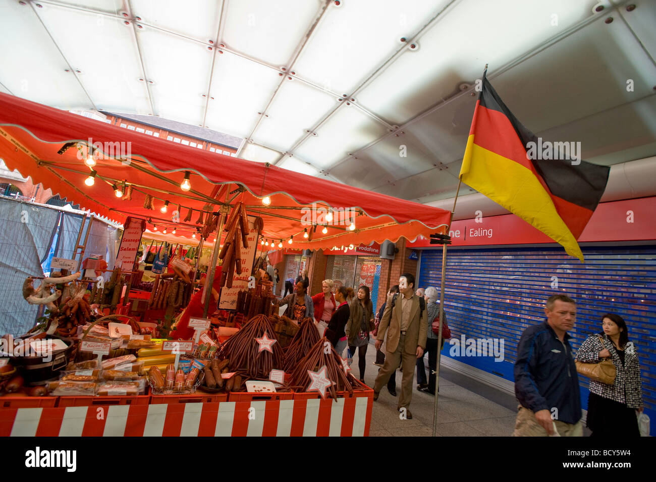 Marktstand verkaufen deutsche Wurst Ealing Broadway Shopping Centre London Vereinigtes Königreich Stockfoto