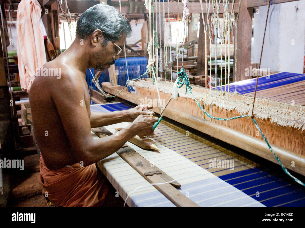 Indischer Mann arbeitet in einer Weberei Fabrik In nördlichen Kerala Indien Stockfoto