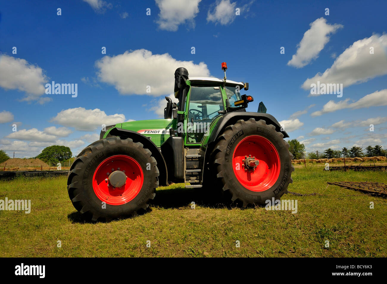 Ein Weitwinkel-Seite-View-Bild von einem großen grünen Traktor Stockfoto