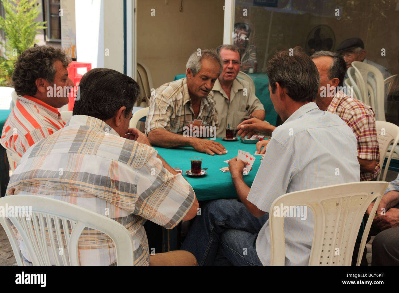 Männer spielen Okey in einem Café in Yalikavak, Türkei Stockfoto