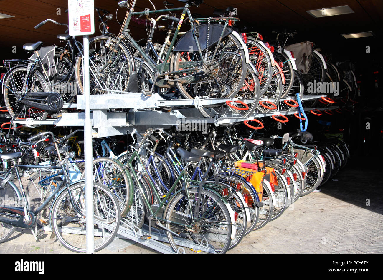 Doppelstock-Fahrrad-Parken in Holland Stockfoto