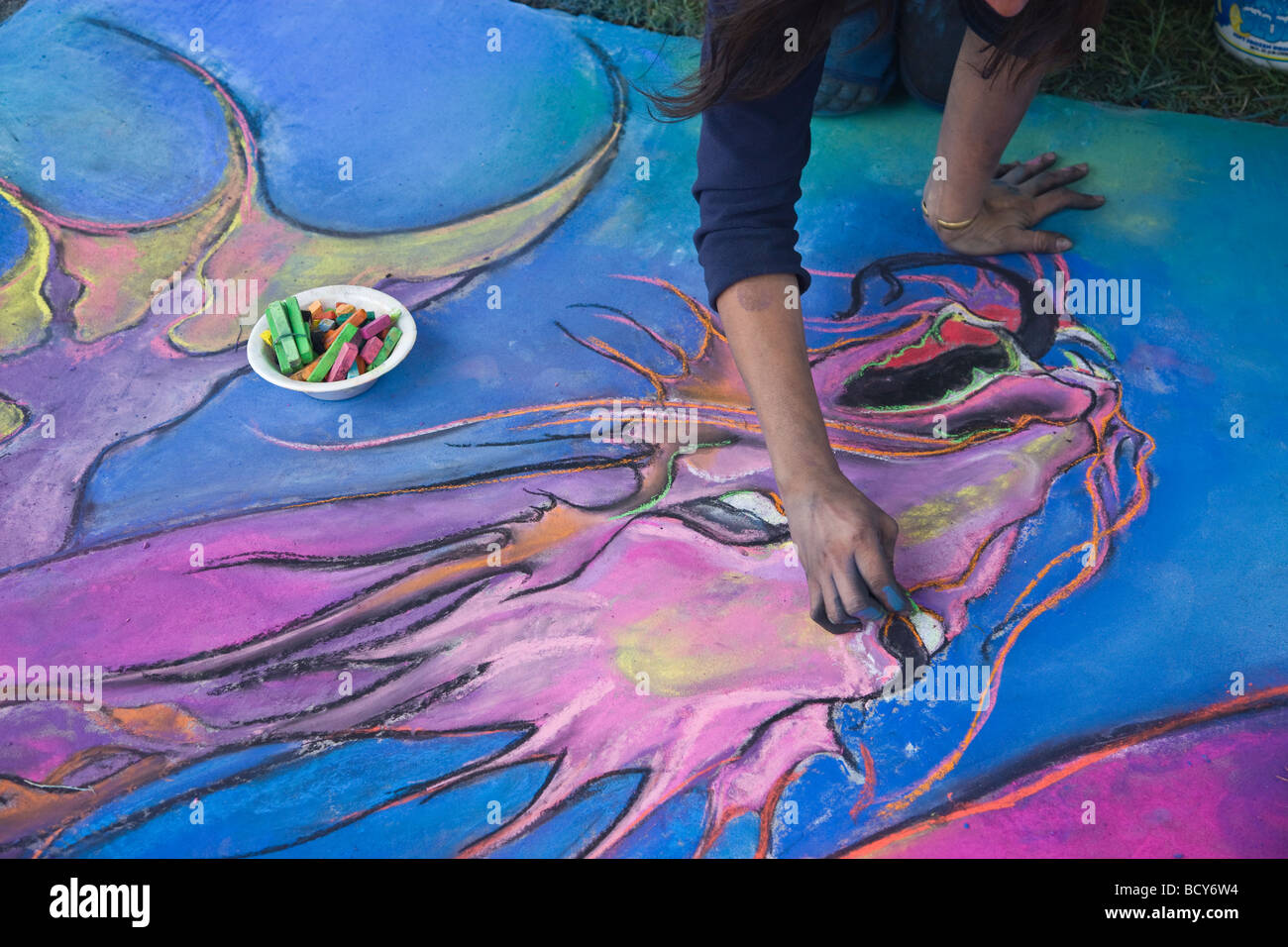 Junge Künstlerin arbeitet an Pastellmalerei im Park. Stockfoto