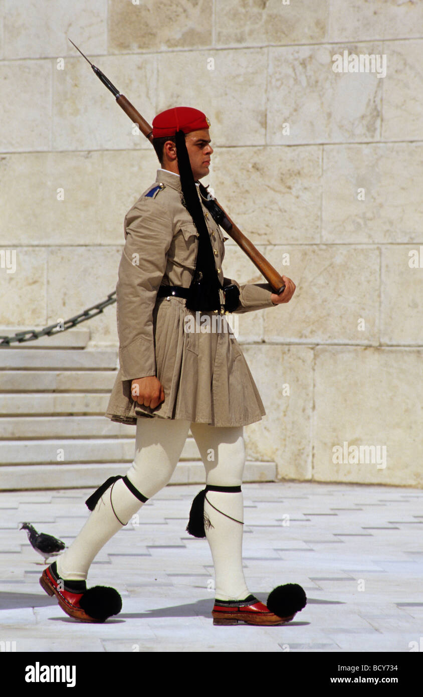 Evzoni, die Wachablösung am Grab des unbekannten Soldaten vor dem Parlament am Syntagma-Platz, Athen, Griechenland, Eu Stockfoto