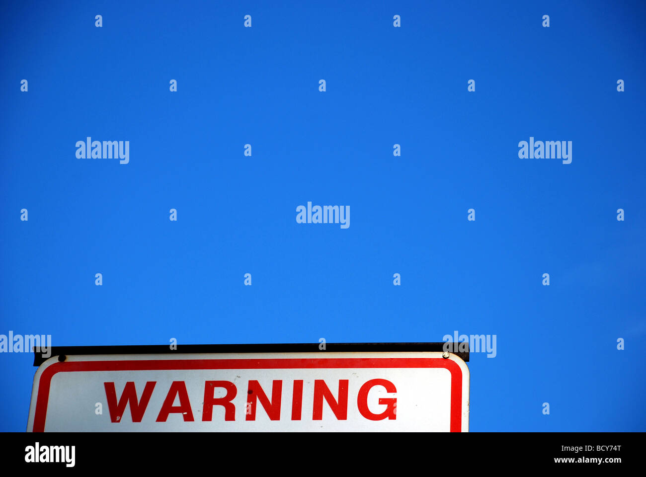 Warnzeichen vor blauem Himmel. Stockfoto