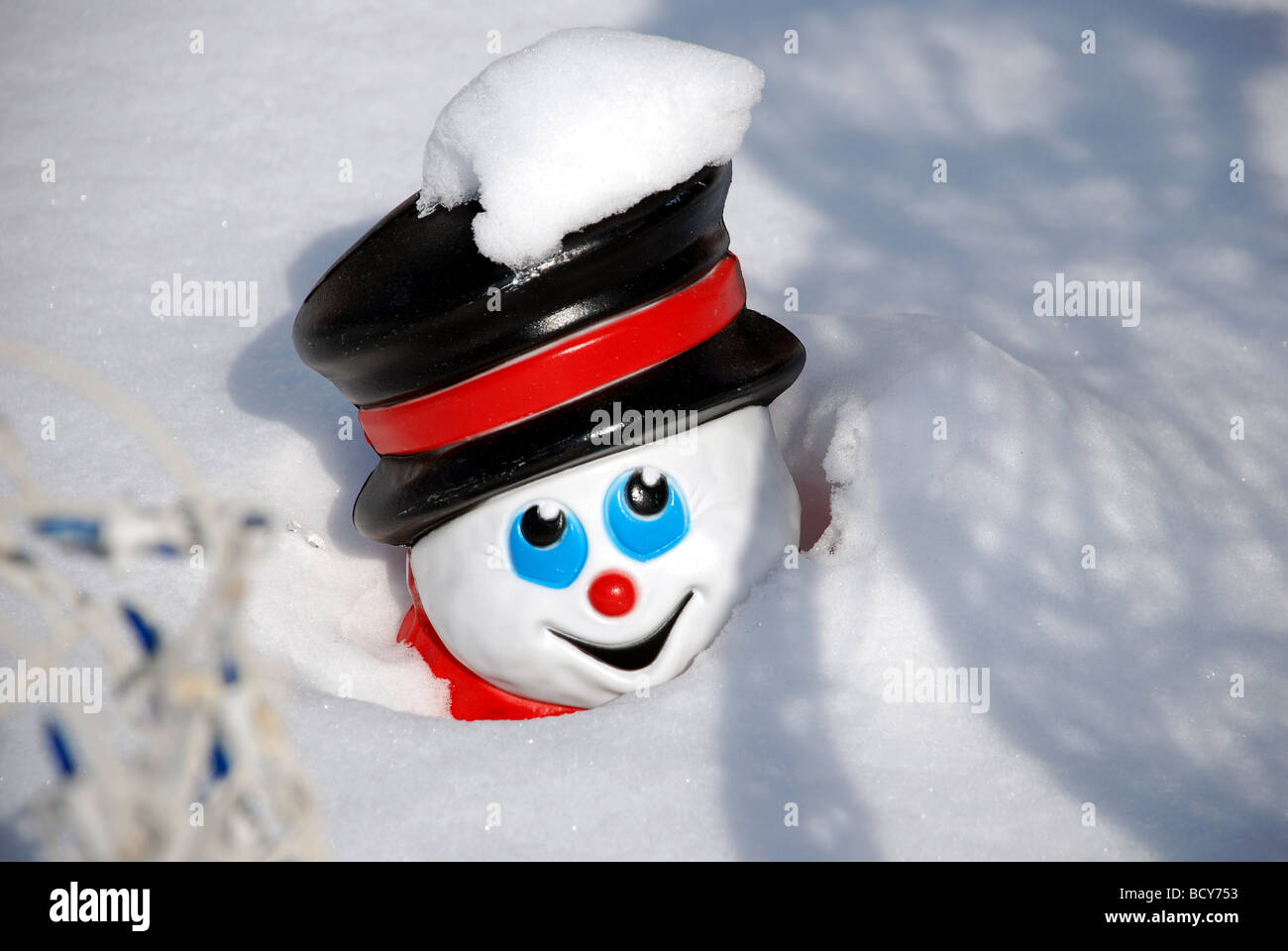 Frosty der Schneemann-Figur, begraben im Schnee Stockfoto