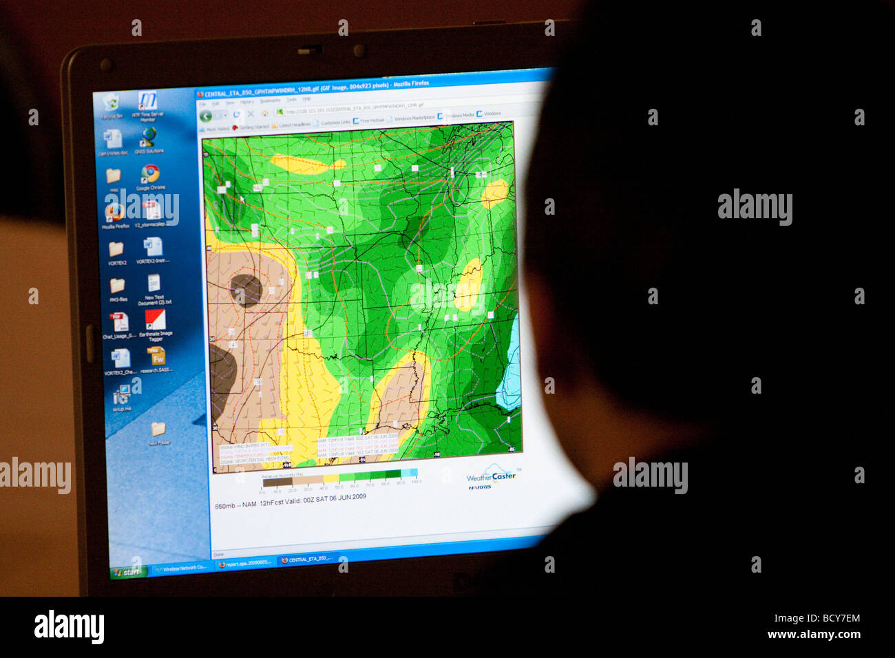 Mitglied des Vortex 2 prüft Wetterdaten am Morgen des 5. Juni 2009 in Salina, Kansas Stockfoto