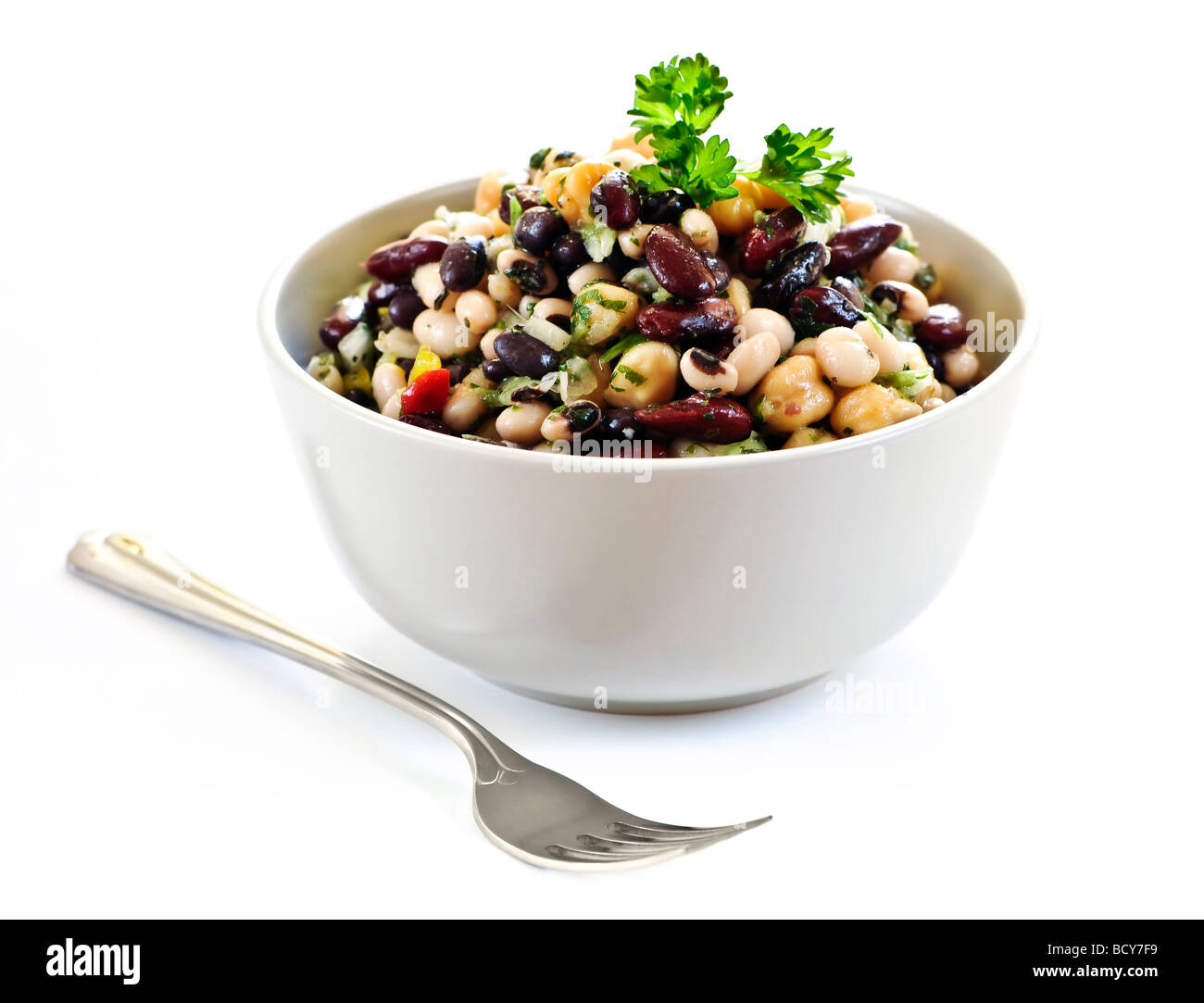 Isolierte vegetarisch Salat aus verschiedenen Bohnen in Schüssel hautnah Stockfoto