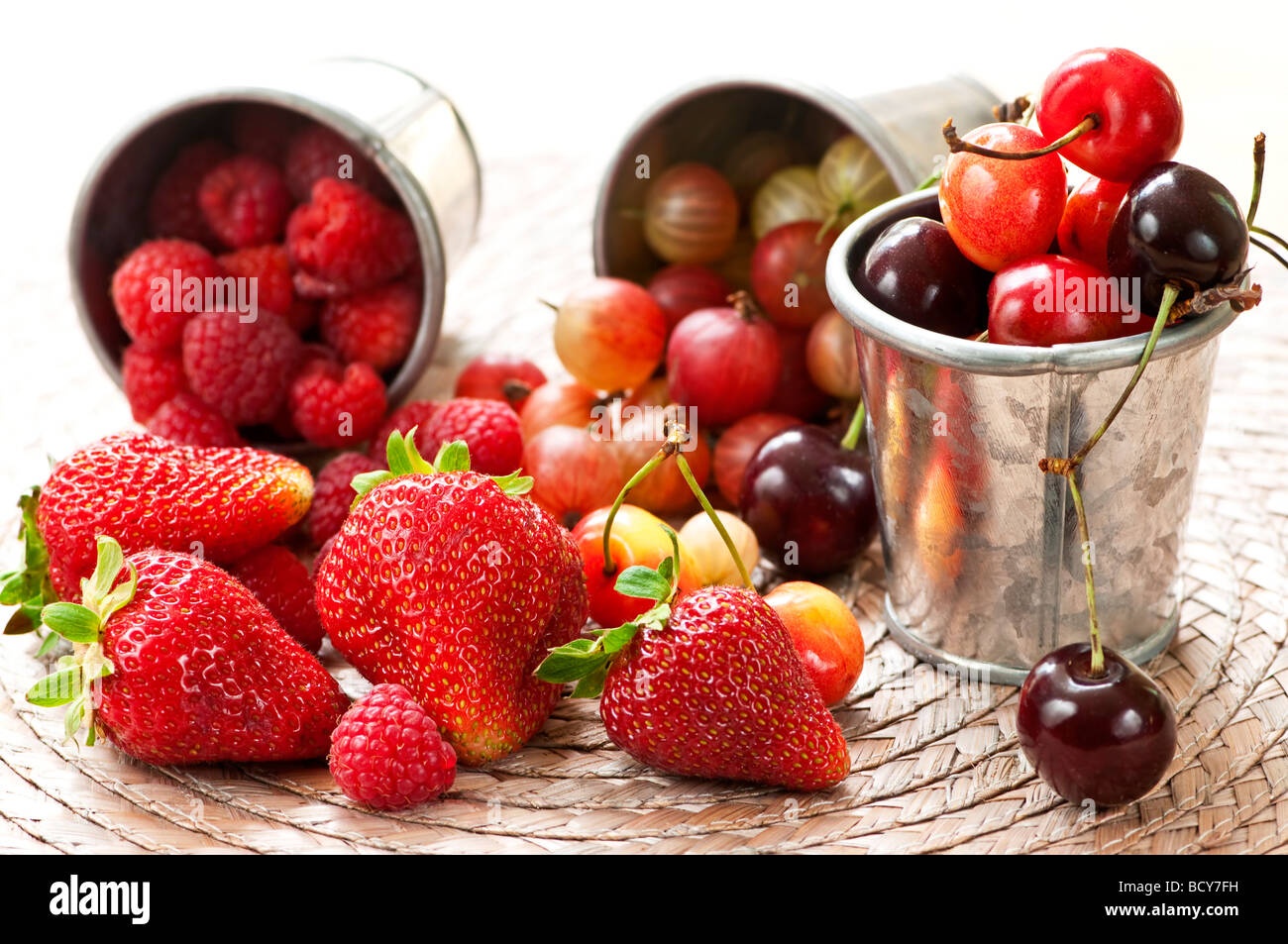 Sortierte Sommerfrüchte und Beeren in Metall Eimer Stockfoto