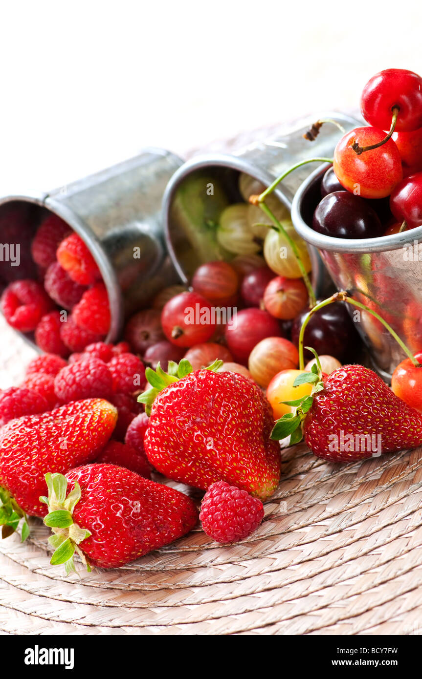 Sortierte Sommerfrüchte und Beeren in Metall Eimer Stockfoto