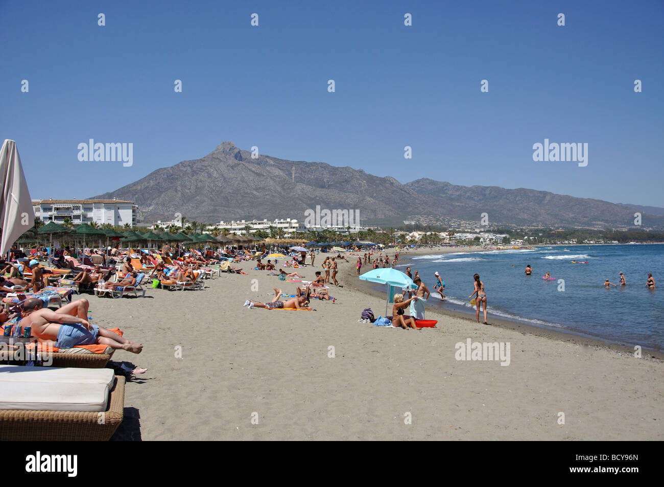 Playa Puerto Banus, Puerto Banus, Costa Del Sol, Provinz Malaga, Andalusien, Spanien Stockfoto