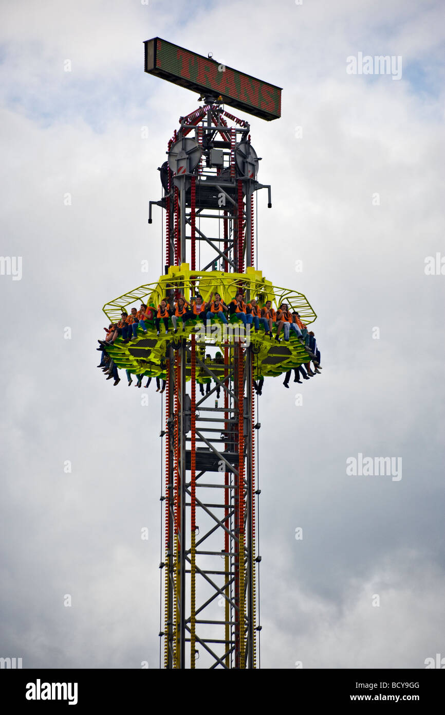 Freifall Unterhaltung Fahrt auf Rummelplatz Stockfoto