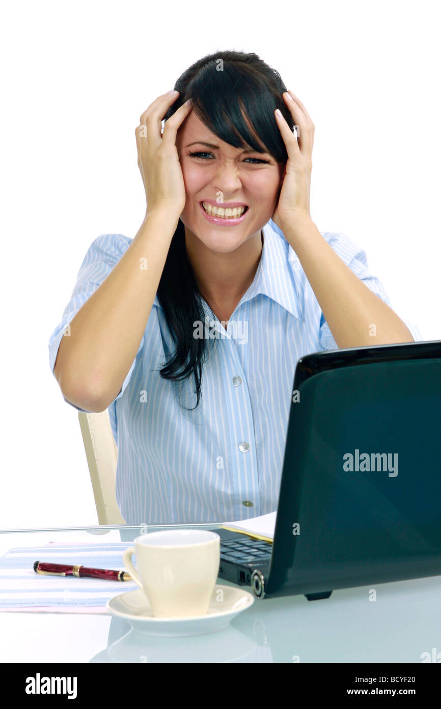 Junge Gestresste Geschaeftsfrau Mit Laptop Im Buero frustriert junge Geschäftsfrau im Büro Stockfoto