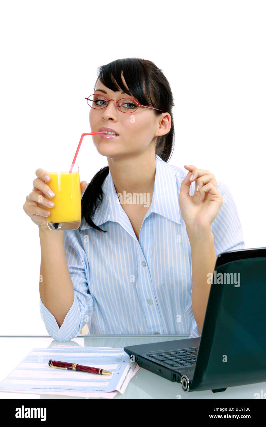 Junge Geschaeftsfrau entschied Saft Im Buero junge Geschäftsfrau genießt Orangensaft im Büro Stockfoto