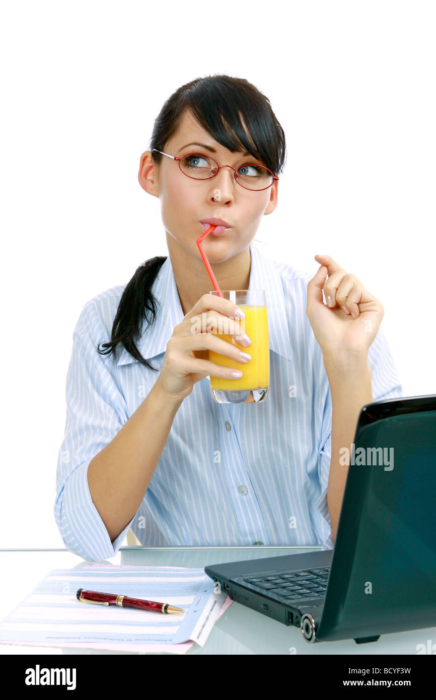 Junge Geschaeftsfrau entschied Saft Im Buero junge Geschäftsfrau genießt Orangensaft im Büro Stockfoto