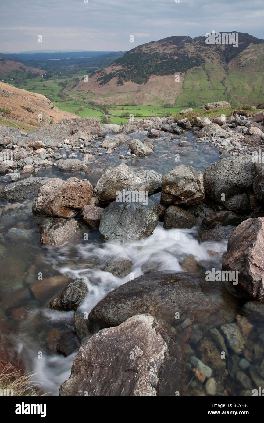 Blick hinunter Richtung Great Langdale aus der Route bis scheut Tarn im Lake District, England. Stockfoto